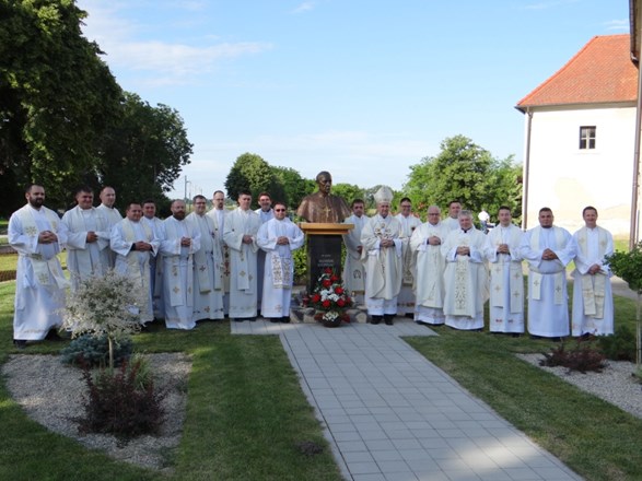 Svećenici Zagrebačke crkvene pokrajine u Kuzmincu zahvalili Bogu na deset godina svećeništva
